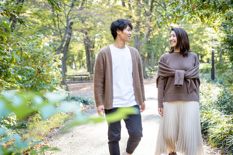 【写真】緑が広がる公園の中を並んで歩くせんださんとせなさん