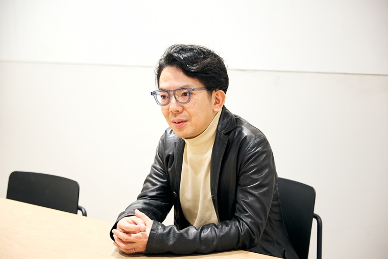 【写真】椅子に座ってインタビューにこたえるまつむらさん