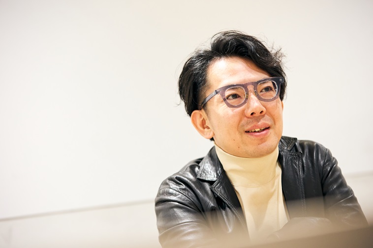 【写真】穏やかな表情でお話するまつむらけんさん