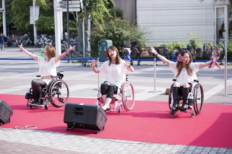 【写真】ビヨンドガールズ3人が手をあげてパフォーマンスをしている様子