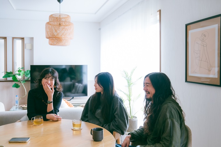 【写真】笑顔で話すさえこさん、れいらさん、ゆうたさん