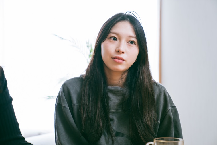 【写真】インタビューにこたえるれいらさん