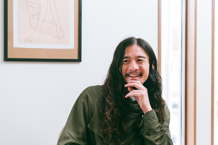 【写真】左手で顎を触りながら話すゆうたさん