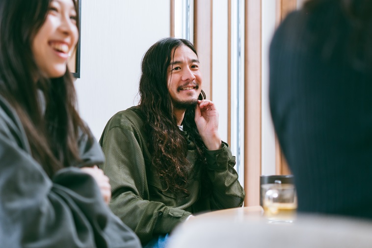 【写真】笑顔でインタビューにこたえるれいらさんとゆうたさん