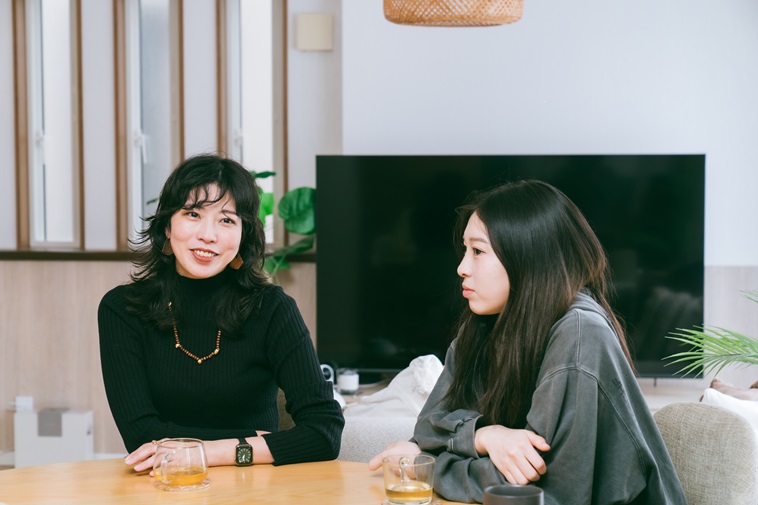 【写真】お話するさえこさんと、それを聞くれいらさん