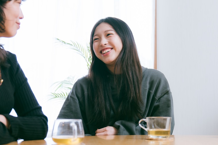 【写真】笑顔でさえこさんを見つめるれいらさん