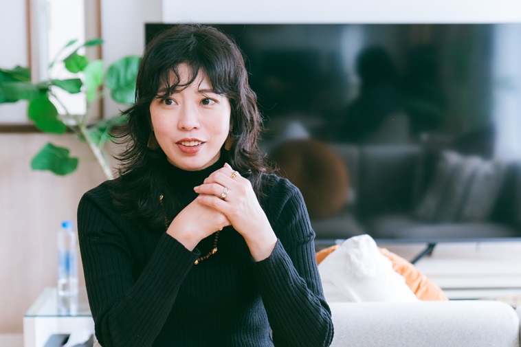 【写真】両手を胸の前で重ねながらお話するさえこさん