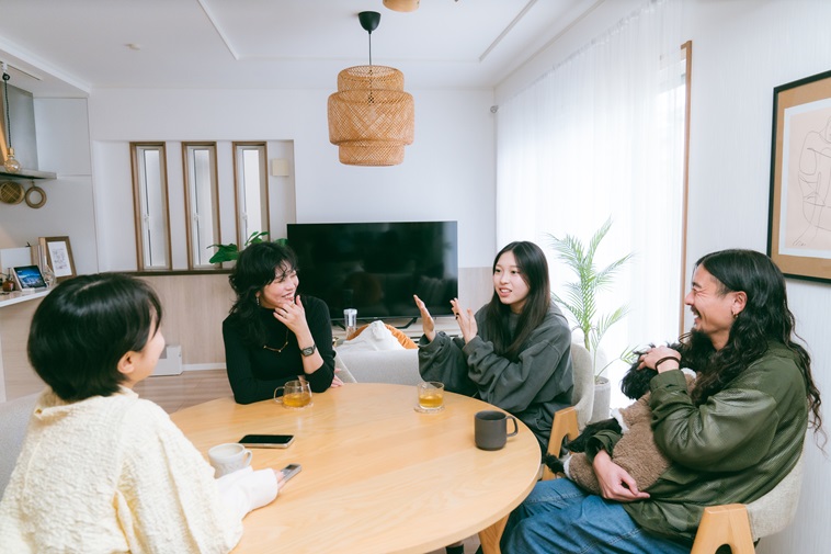 【写真】円卓を囲んで話すれいらさん、さえこさん、ゆうたさんと、ライターのとく