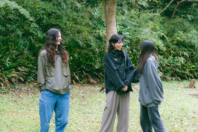 【写真】緑に囲まれた庭で仲睦まじく話すさえこさんとれいらさん。それを笑顔で見つめるゆうたさん