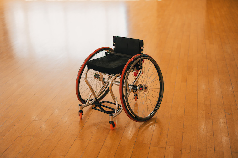 【写真】車輪がハの字になっている競技用の車いす