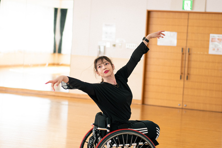 【写真】手を伸ばしてのびのびとダンスをしているうめつさん