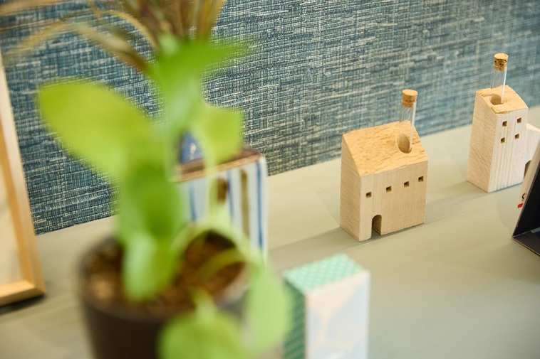 【写真】棚に置かれた、家をモチーフにした木製の置物