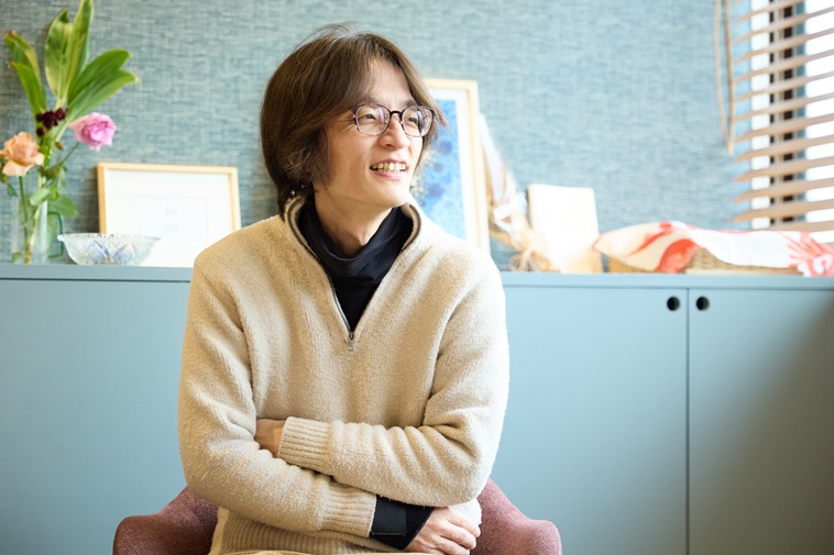 【写真】両腕を組みほほえむもりかわすいめいさん