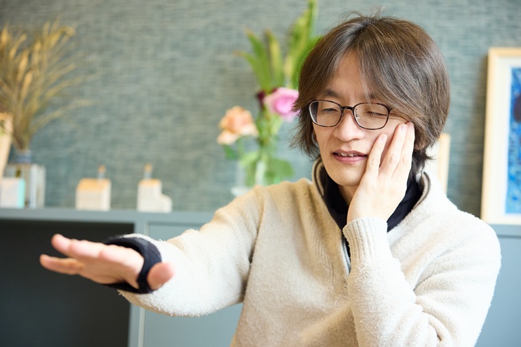 【写真】少し下に目線を落としながら話すもりかわさん