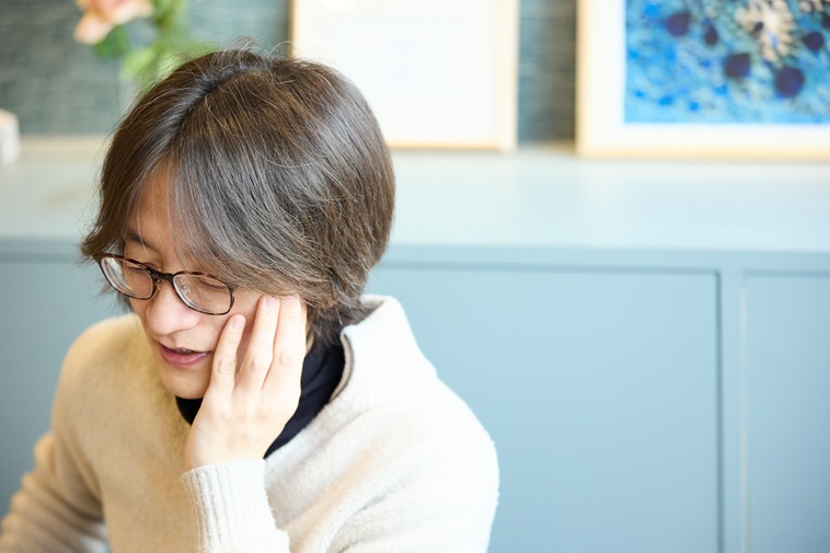 【写真】左手を頬に添えながら考えるもりかわさん