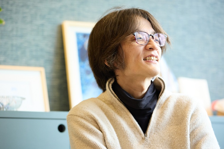 【写真】やや上の方を見つめて微笑むもりかわさん