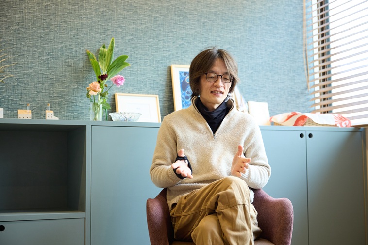 【写真】椅子に座り手振りをしながら話すもりかわさん