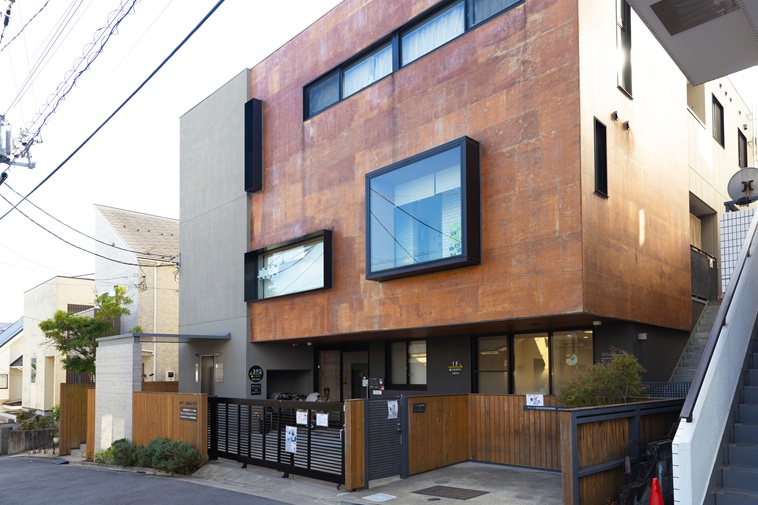 【写真】おやこ基地シブヤの外観。木目調のスタイリッシュなデザイン