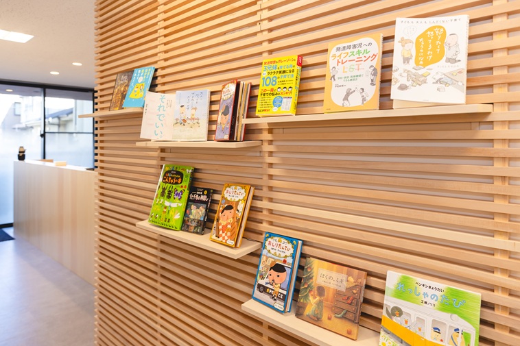 【写真】クリニックの壁に並ぶたくさんの本