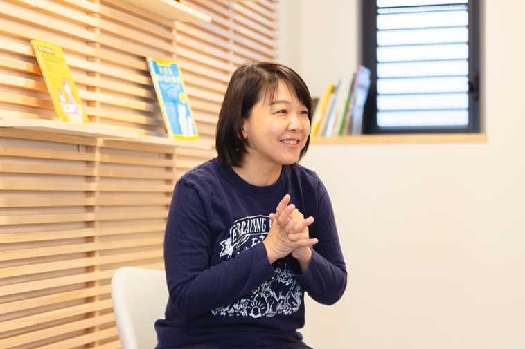 【写真】椅子に座りながらお話するたなかせんせい