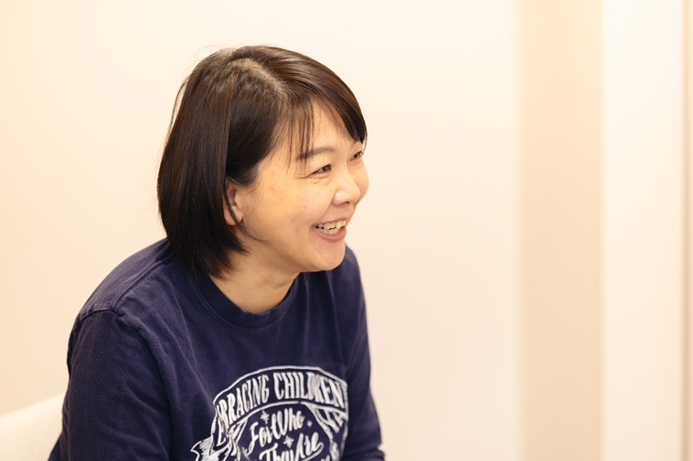 【写真】笑顔でお話するたなかせんせいの横顔