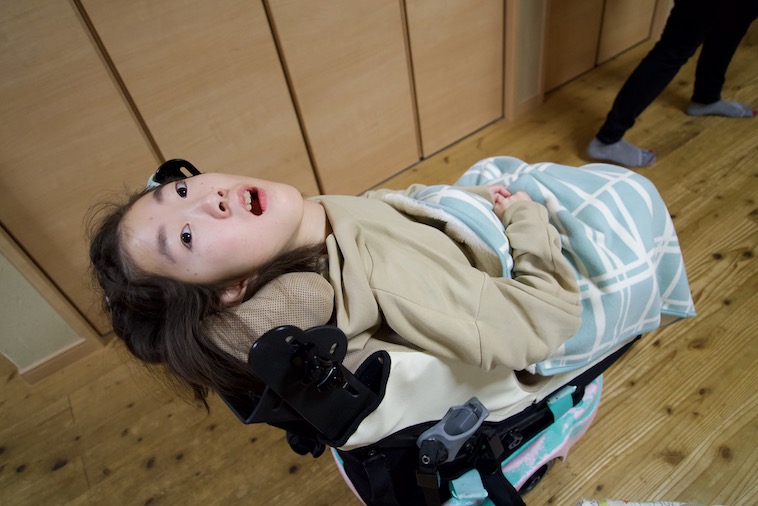 【写真】バギーに乗ってカメラを見ているマコさん