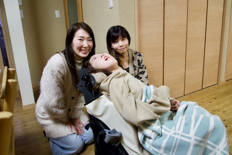 【写真】さくらさん、マコさん、ライターのあきさだが並んでこちらを見ている