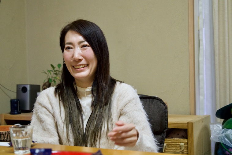 【写真】笑って話をするさくらさん