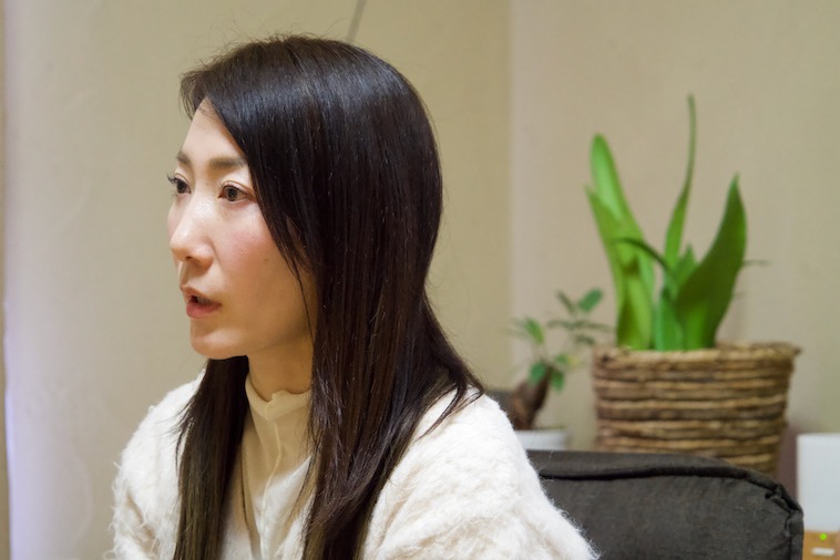 【写真】インタビューに答えるさくらさん