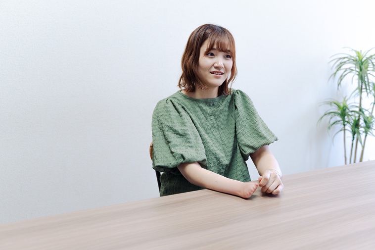 【写真】椅子に座りインタビューをうけるむろいさん