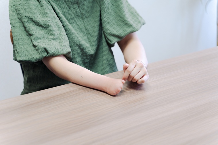 【写真】テーブルの上に置かれたむろいさんの両手