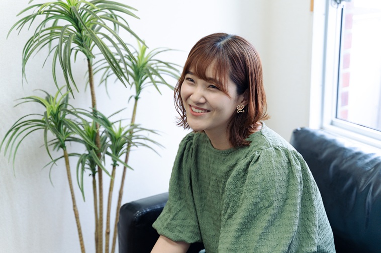 【写真】ソファーに座って微笑むむろいさん