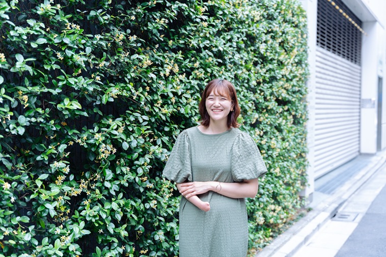 【写真】緑を背景に満面の笑みでカメラを見つめるむろいさん