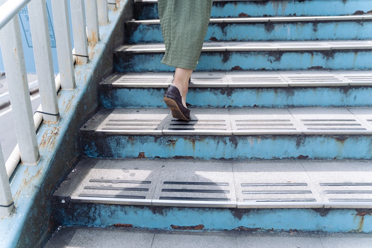 【写真】階段を上るむろいさんの足元