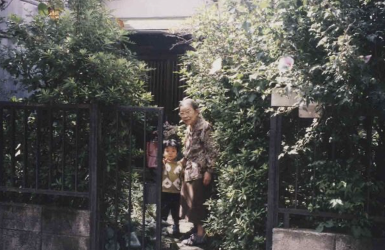 【写真】幼少期のこいけさんと寄り添うおかさん