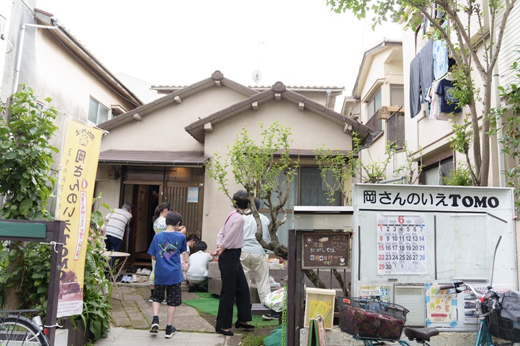 【写真】岡さんのいえの前で子供たちが水風船で遊んでいる