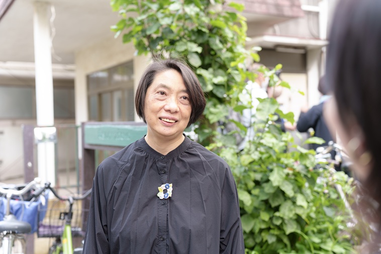 【写真】インタビューにこたえるこいけさん