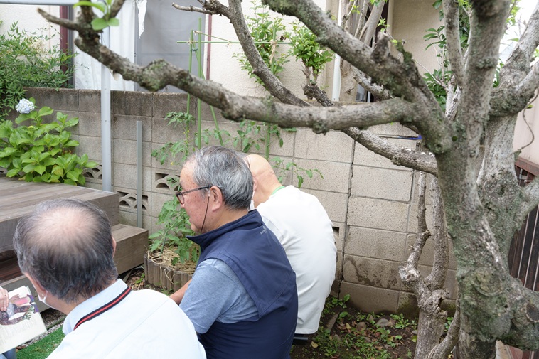 【写真】岡さんのいえに通う参加者の後ろすがた