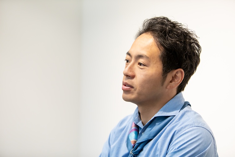 【写真】お話しするあらいさんの横顔