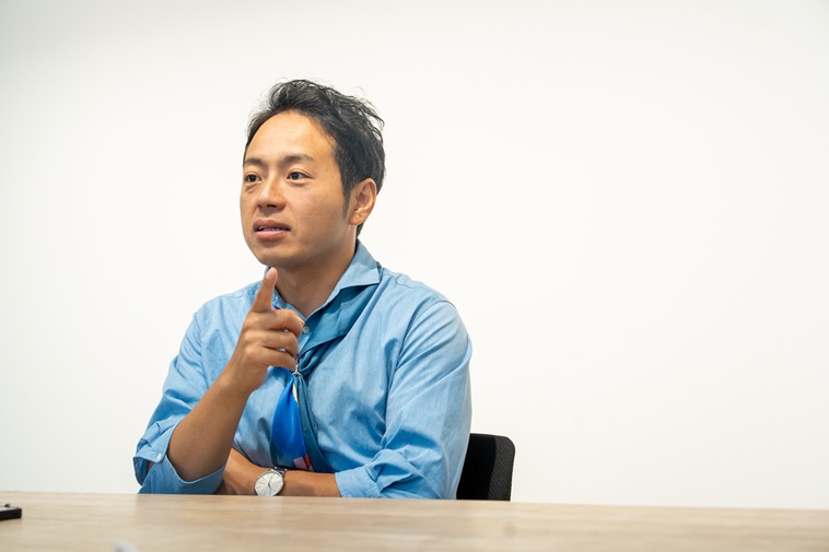 【写真】椅子に座りインタビューにこたえるあらいさん