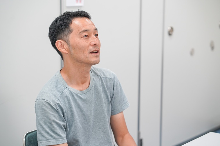 【写真】椅子に座ってお話しするくどうさん