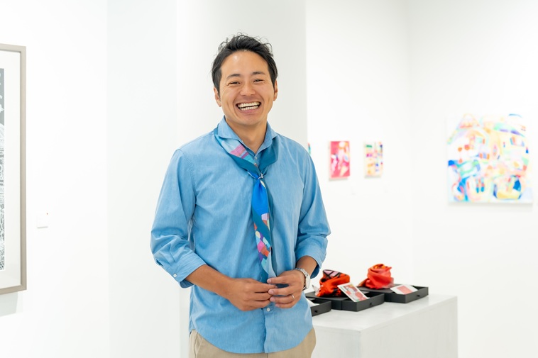 【写真】ヘラルボニーの作品が展示されているギャラリーで微笑むあらいひろふみさん