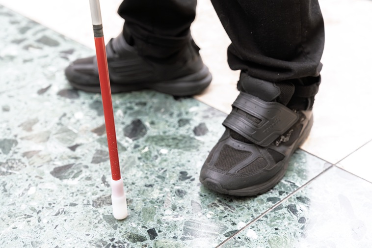 【写真】白杖を持ったきたむらさん