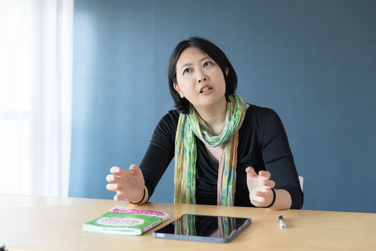 【写真】真剣な表情で話すふじきさん