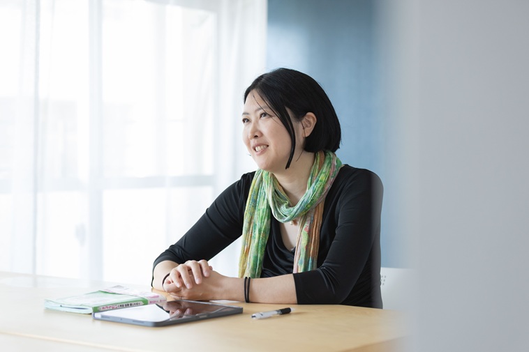 【写真】微笑みながら話すふじきさん