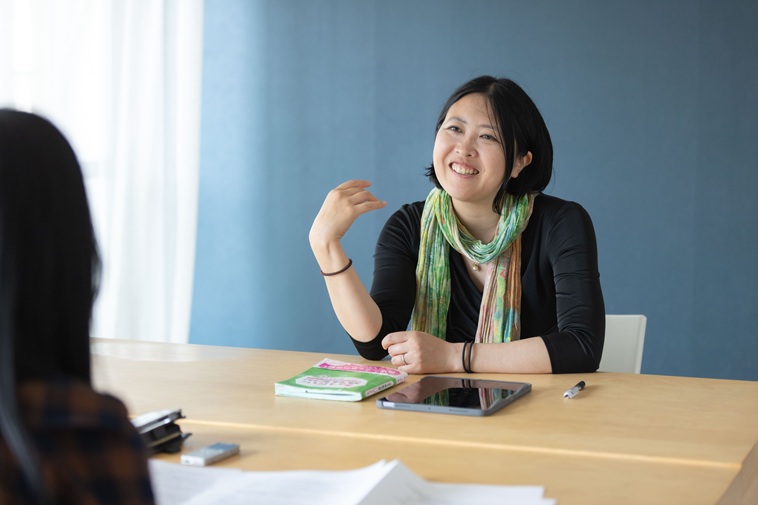 【写真】笑顔でお話しするふじきさん