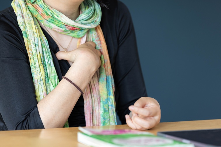 【写真】胸に手を当てながら話すふじきさん