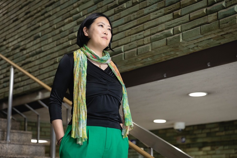 【写真】階段に立ち微笑むふじきさん