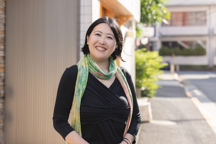 【写真】カメラを見つめて微笑むふじきさん